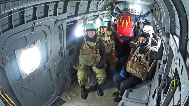 Студенты Савальского политехникума осваивают прыжки с парашютом