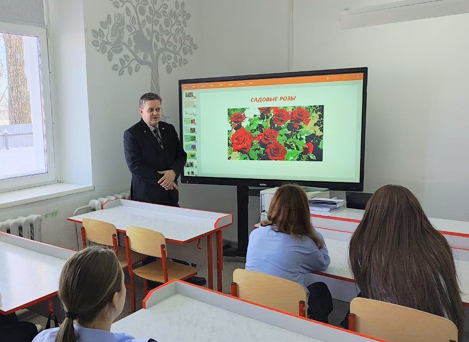 Школьников поселка Вичевщина научили выращивать розы