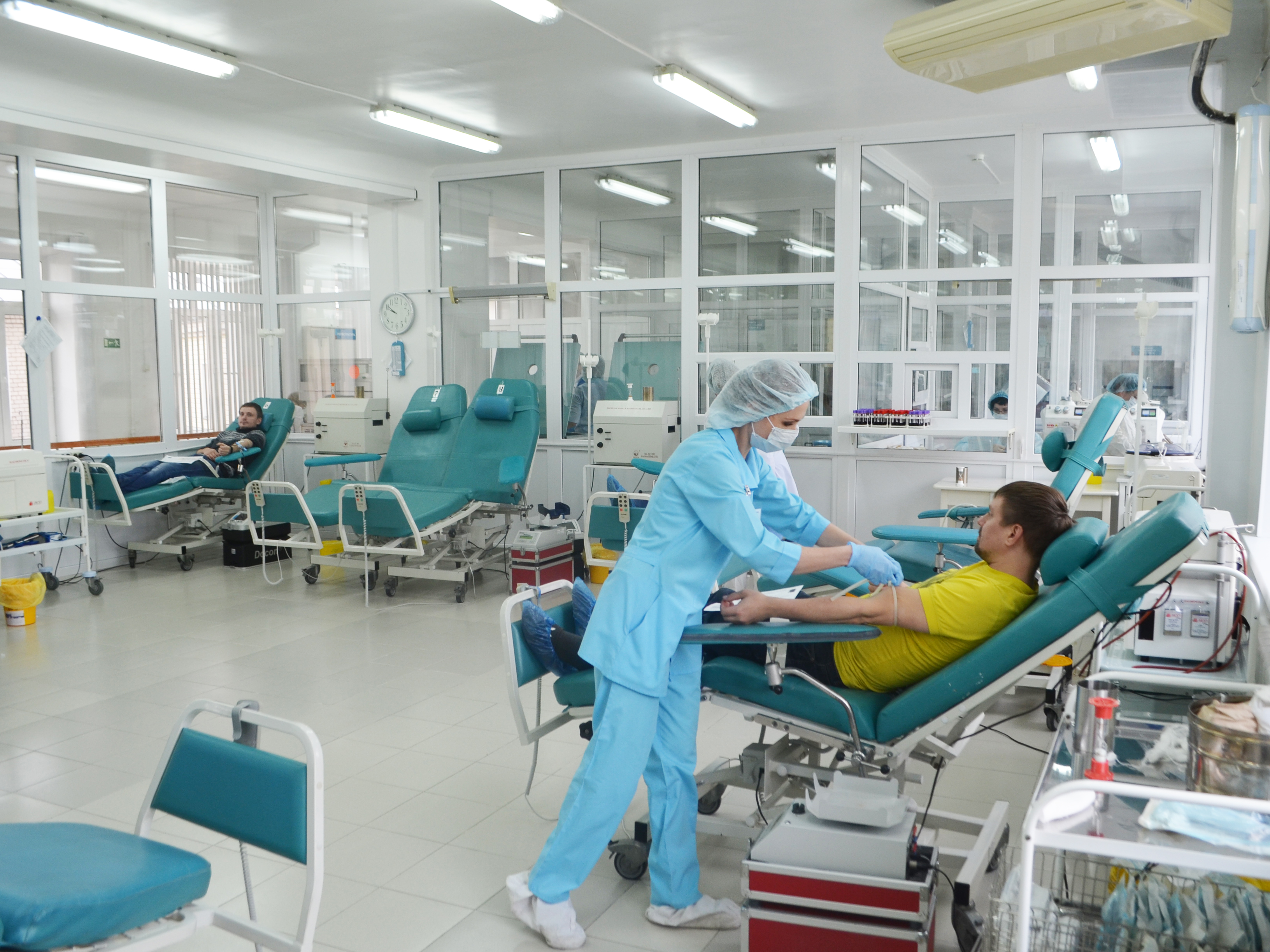 Кировская область готова к началу лечения пациентов с коронавирусом плазмой выздоровевших людей 