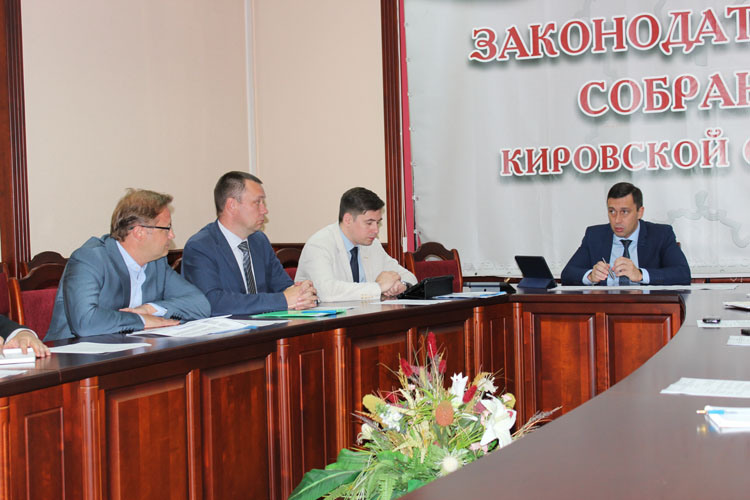 Правительство обсудило вопрос строительства дорог к легкоатлетическому манежу в Кирове