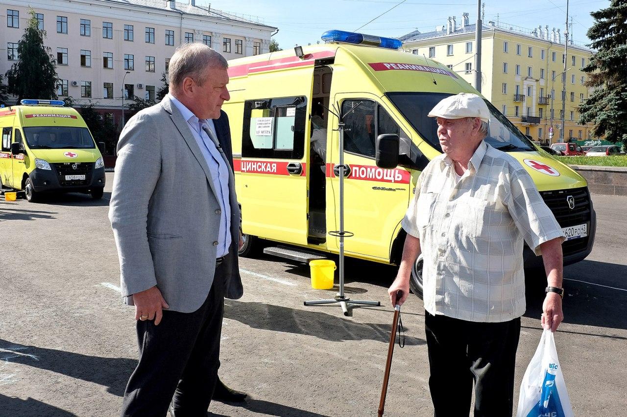 Игорь Васильев проверил ход вакцинации в мобильном прививочном пункте на Театральной площади