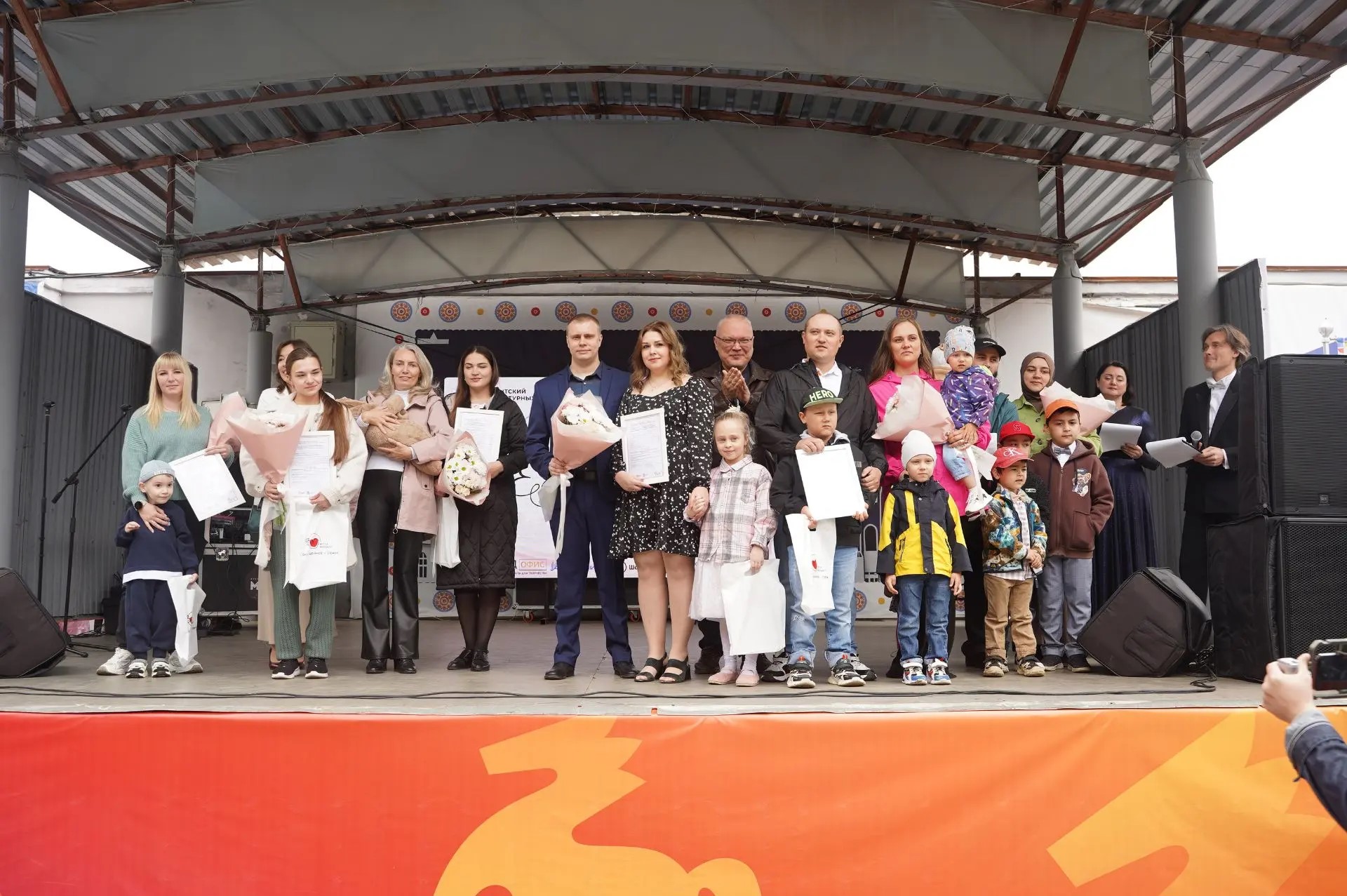 В День молодежи 6 молодых семей получили сертификаты на новое жилье