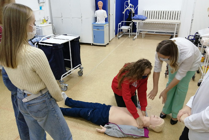 Преподаватели медколледжа рассказали школьникам об основах оказания первой медицинской помощи