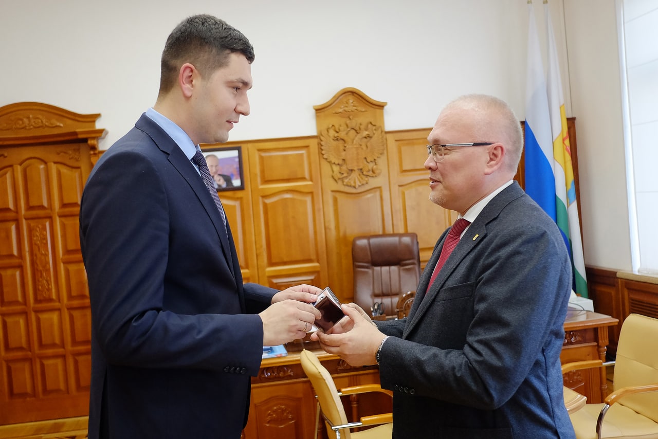 Александр Соколов вручил удостоверение министру спорта Кировской области Сергею Сулику