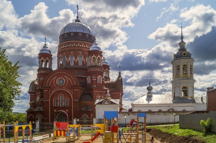 В Уржуме построили современную детскую площадку