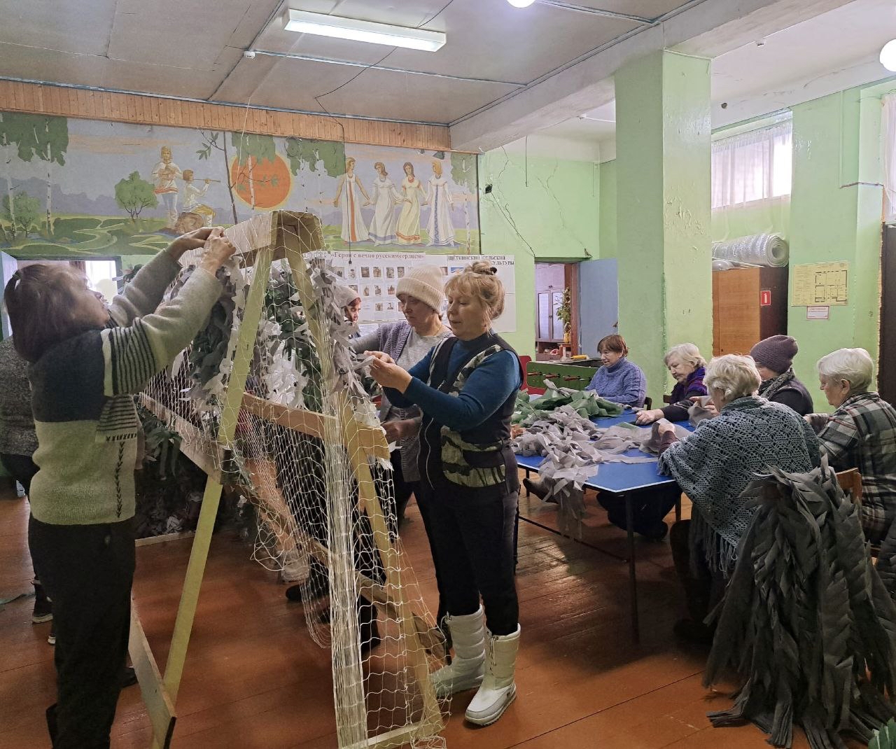 Волонтеры Кировской области плетут маскировочные сети и «браслеты выживания» для бойцов СВО