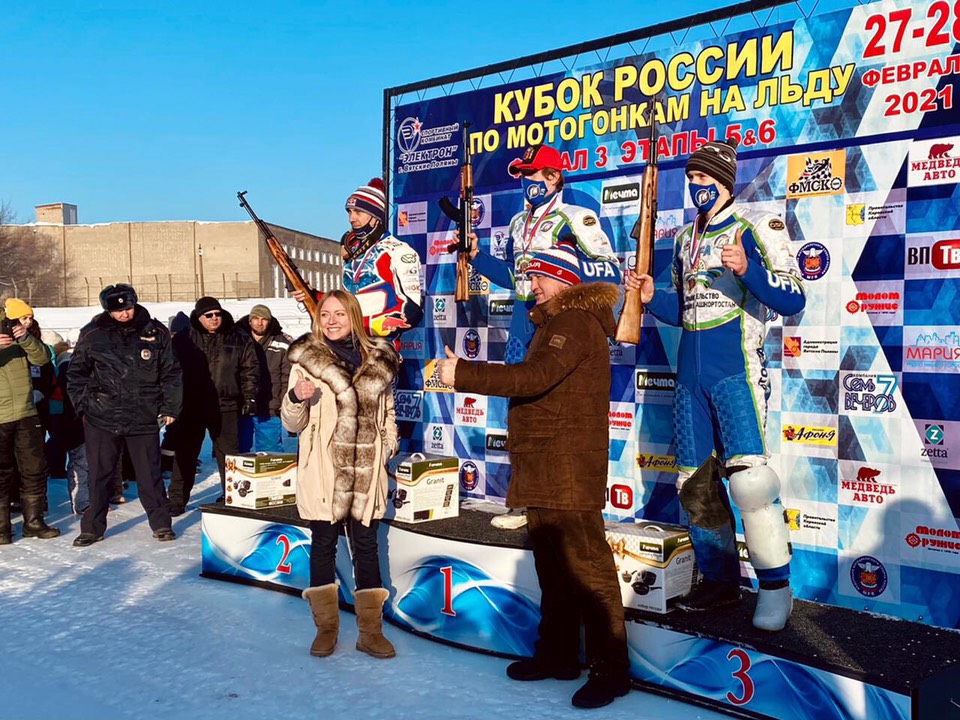 В Вятских Полянах сразились сильнейшие мотогонщики на льду