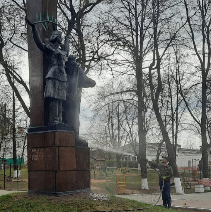 По жалобам жителей Яранска провели работы по очистке памятника «Победители» в парке Победы