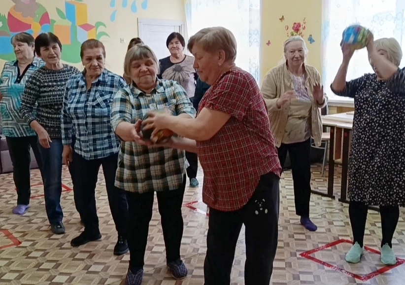 В поселке Заря проводятся спортивные занятия для старшего поколения