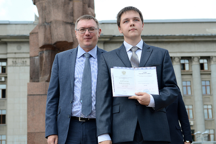 Алексей Кузнецов поздравил лучших выпускников опорного вуза