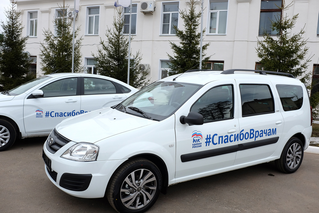 Игорь Васильев вручил автомобили двум медучреждениям Кирова