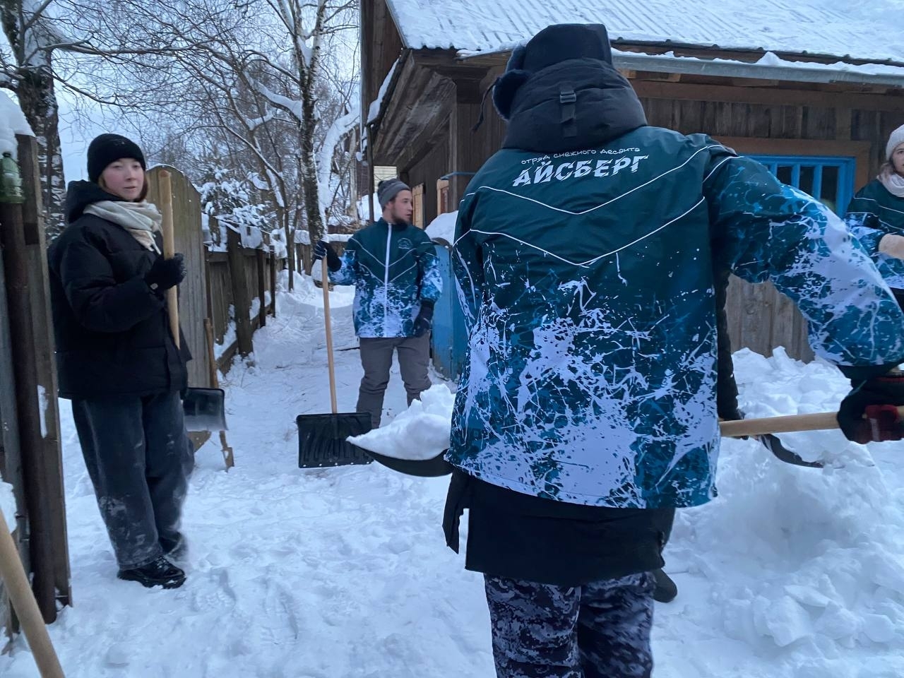 «Снежный десант» помогает жителям с уборкой снега и укладкой дров
