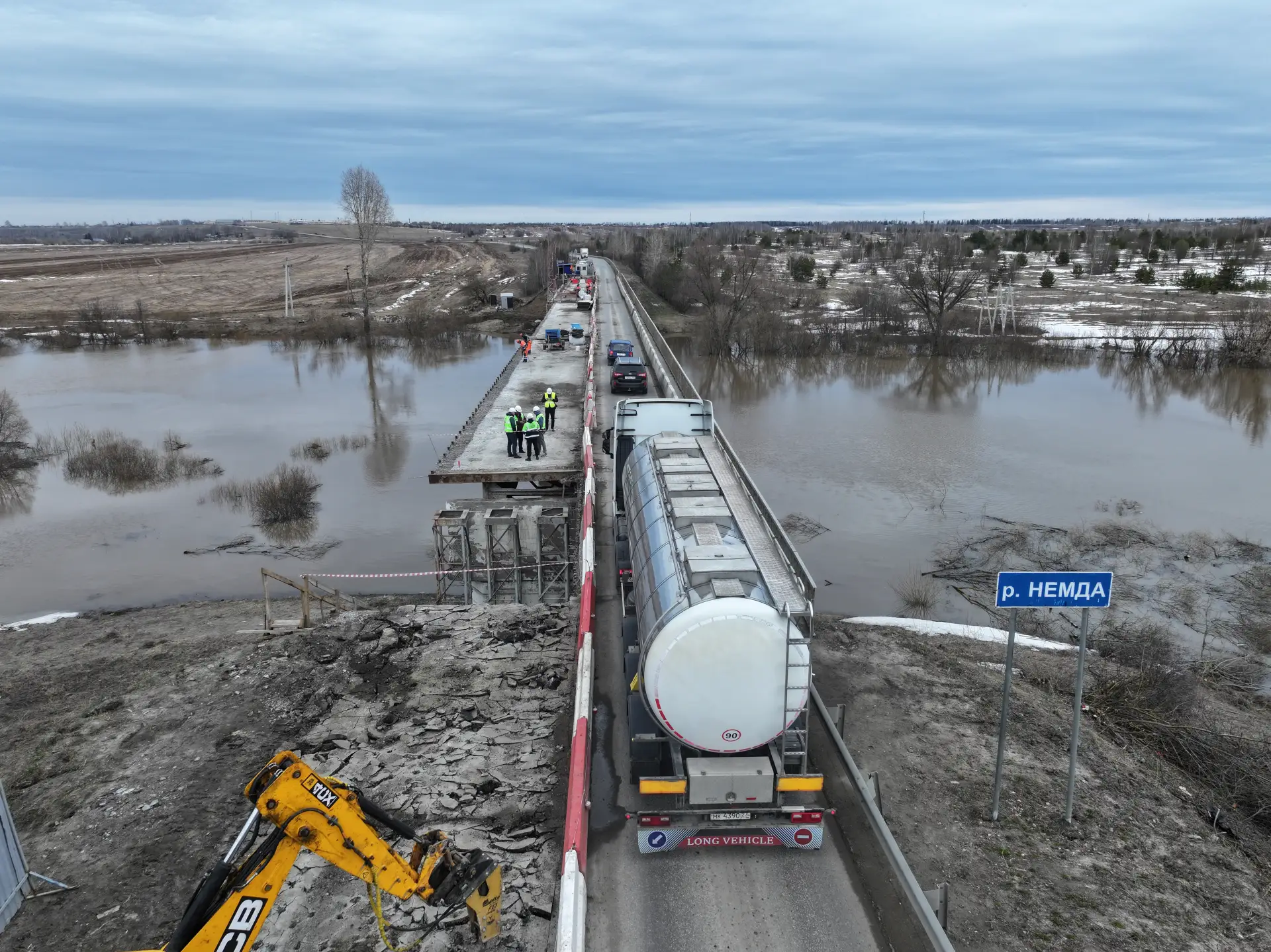 В Кировской области продолжают ремонтировать мост через реку Немда
