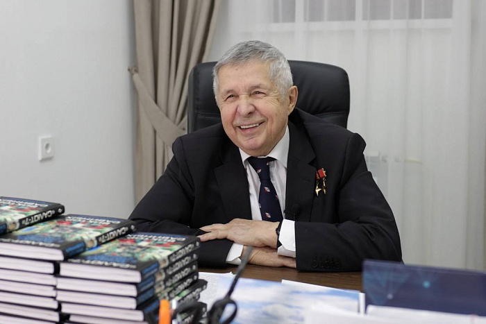 Виктор Савиных награжден орденом Гагарина 