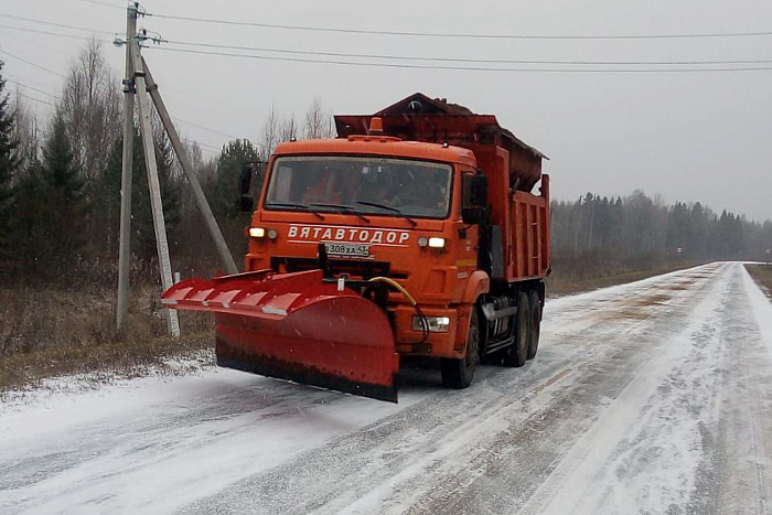 За сутки в Кировской области обработали 740 км дорог