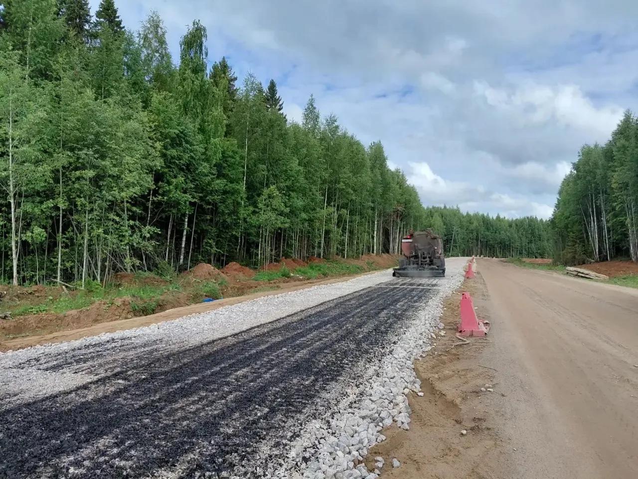 На северо-западе Кировской области строят современную асфальтированную трассу