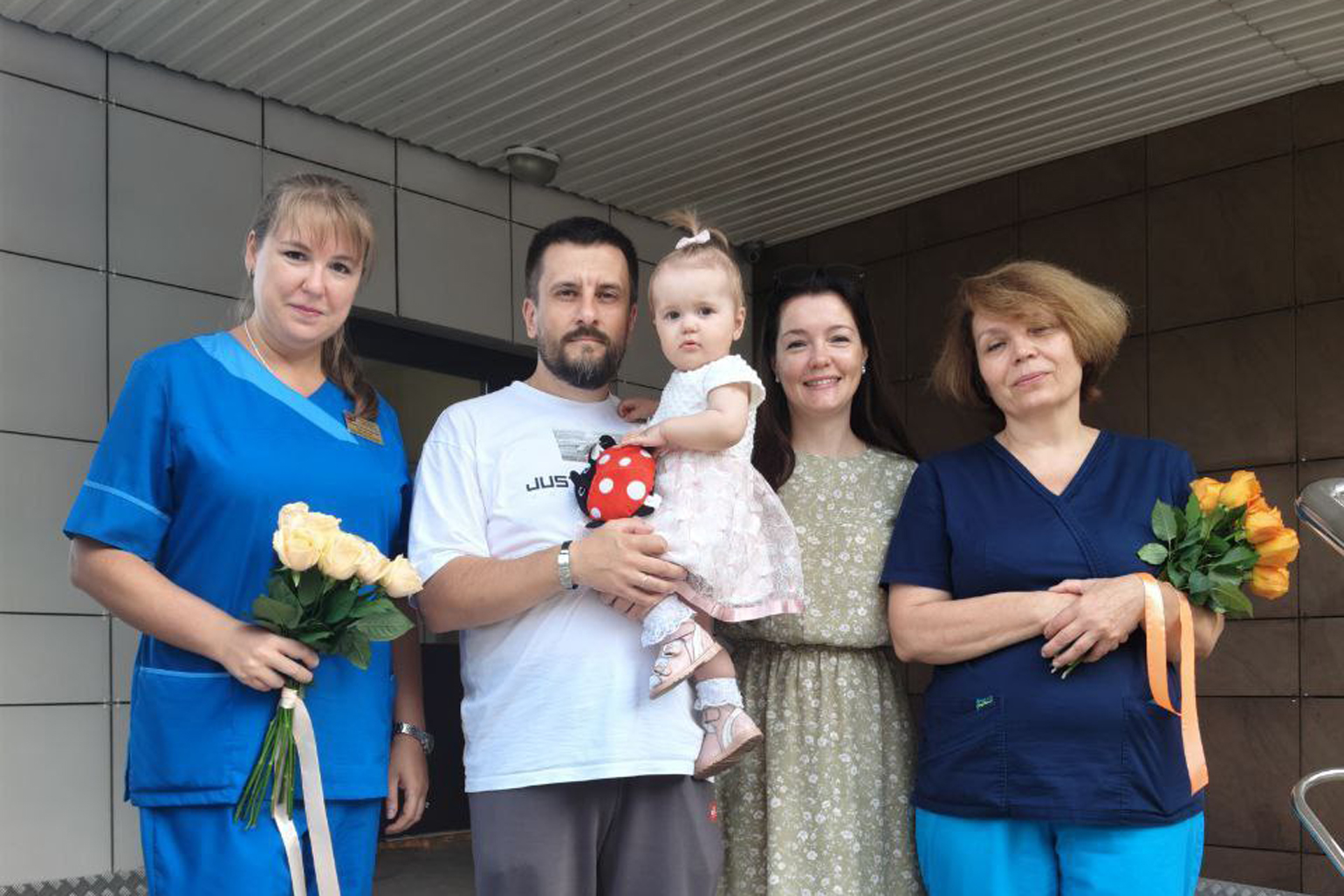 Кировские врачи поздравляют с днем рождения спасенную год назад девочку