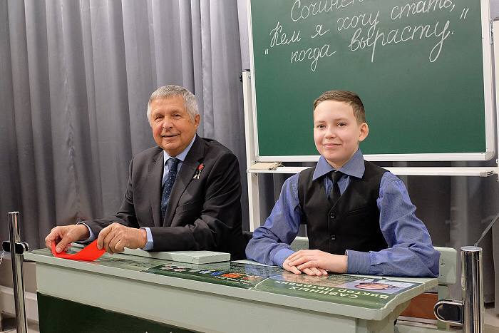 Александр Соколов поздравил Виктора Савиных с 85-летием