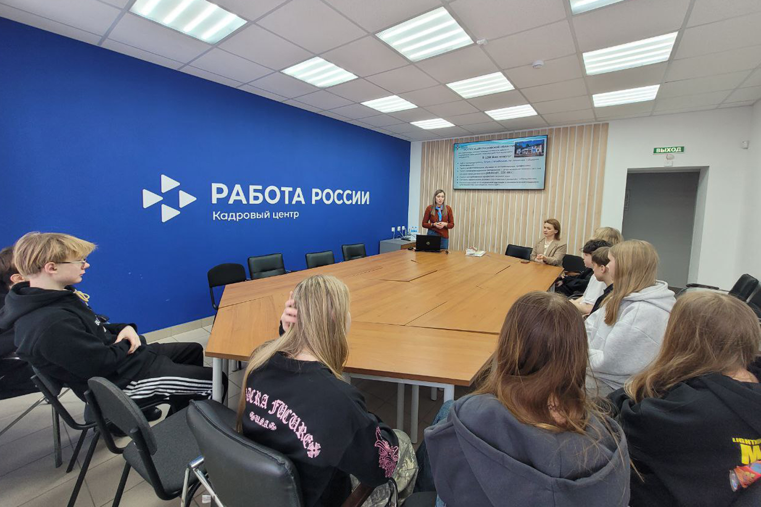 Более 670 школьников и студентов Кировской области строят карьерный маршрут