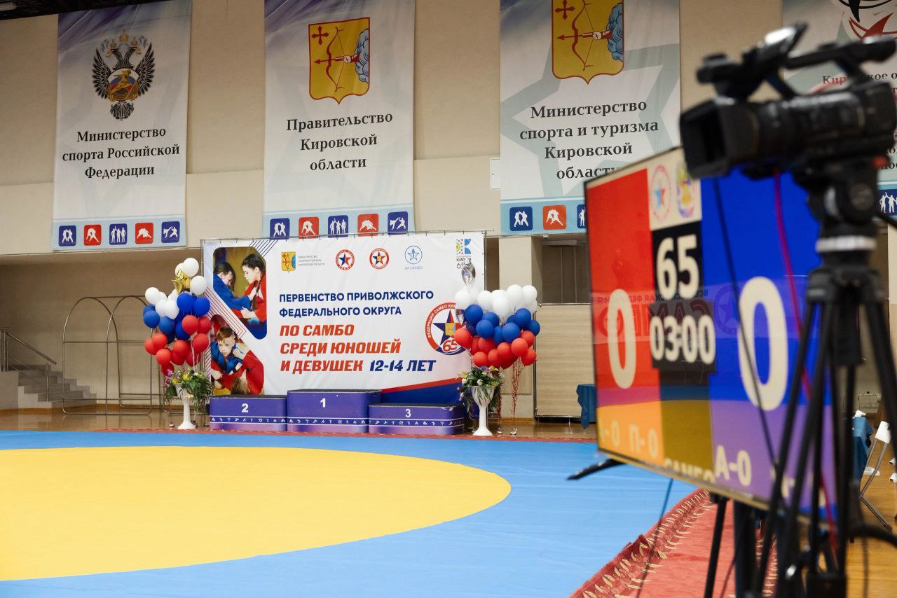 Для спортивной школы «Юность» приобретен новый борцовский ковер