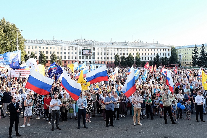Александр Соколов пригласил кировчан на мероприятия, посвящённые Дню российского флага