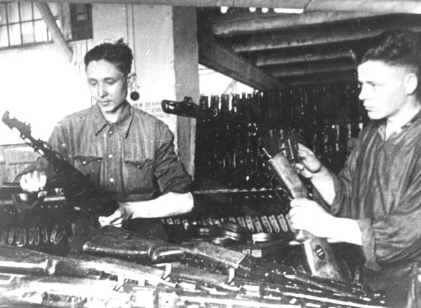 В Вольск передан экспонат ППШ, выпущенный в 1943 году на заводе «Молот-Оружие»