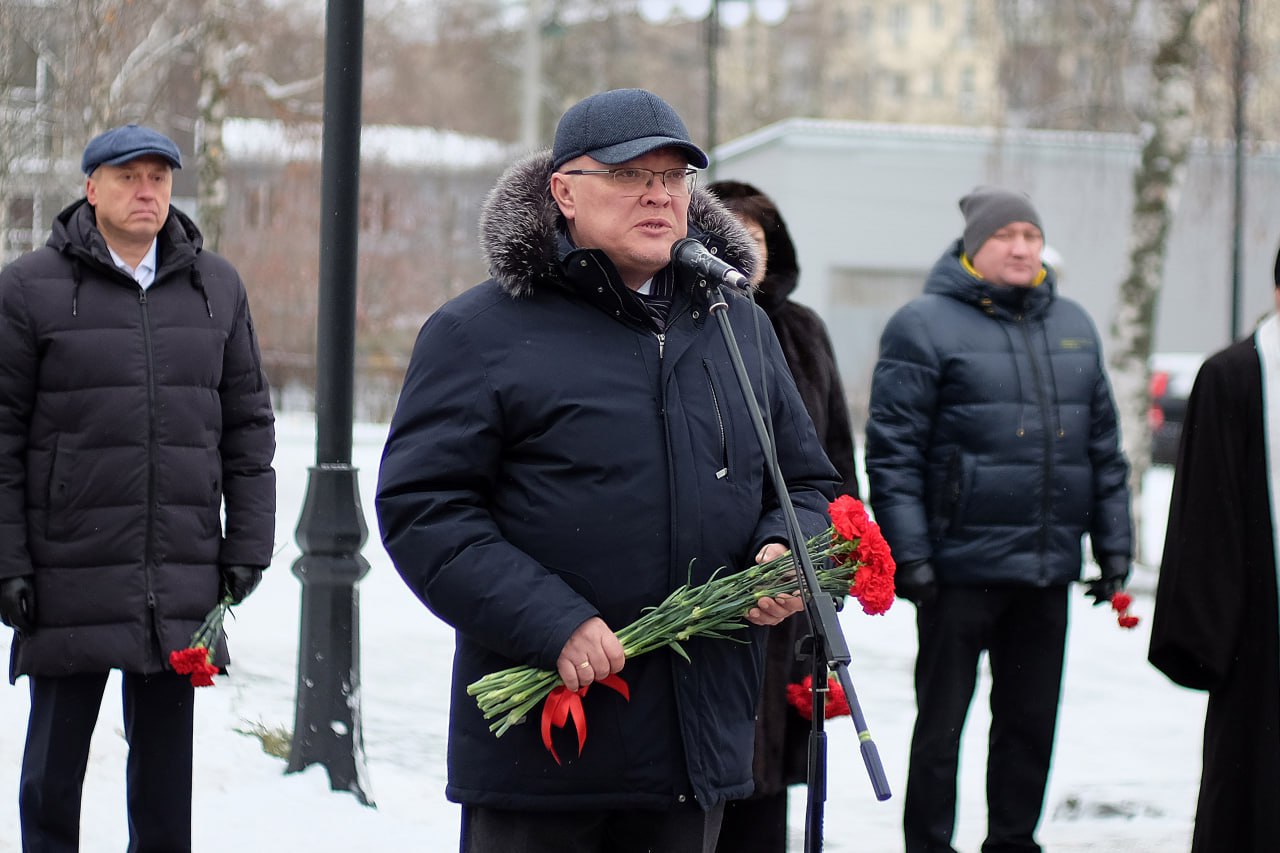 Александр Соколов вместе с ветеранами возложил цветы к мемориалу погибшим в локальных конфликтах