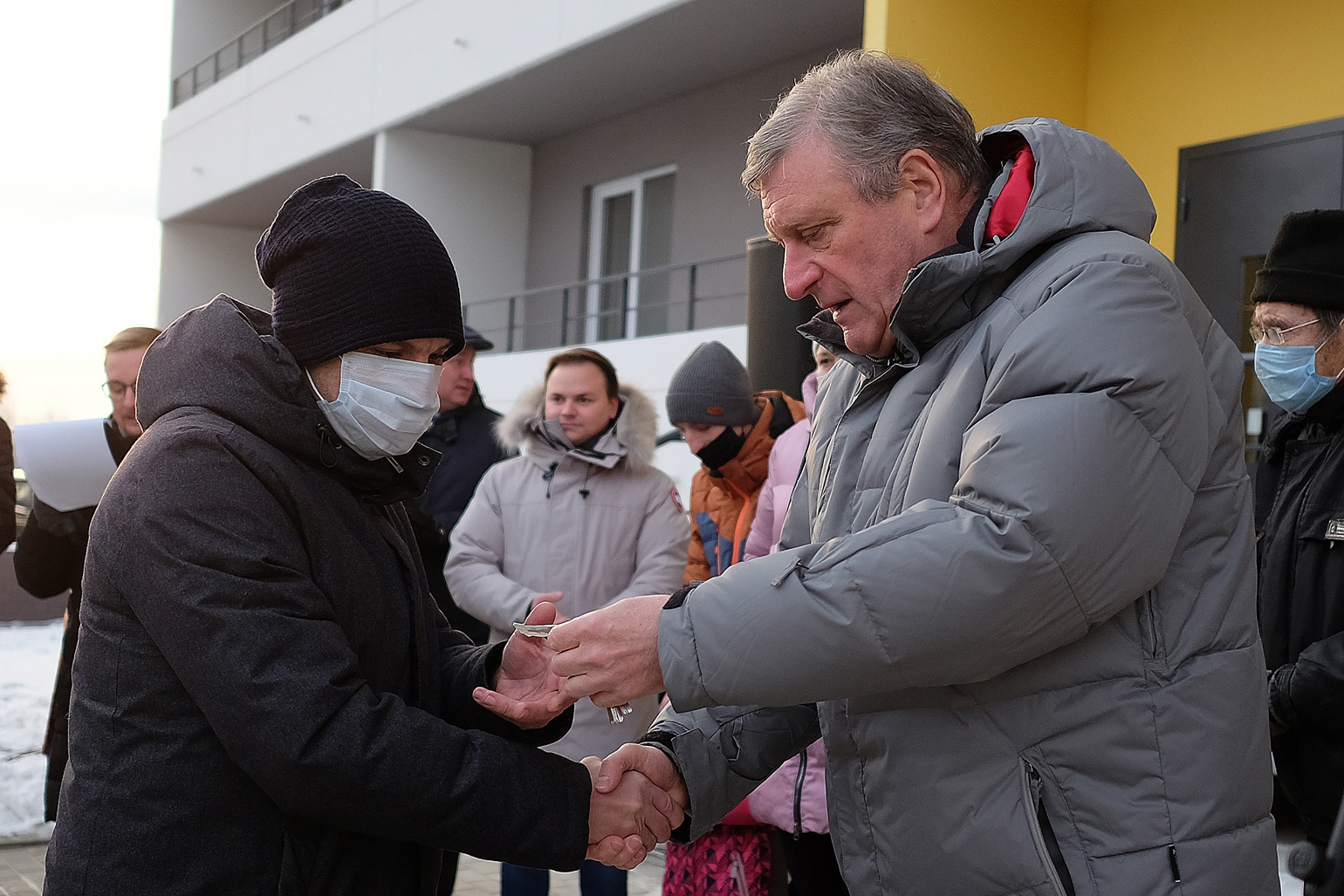 Игорь Васильев вручил кировчанам ключи от новых квартир