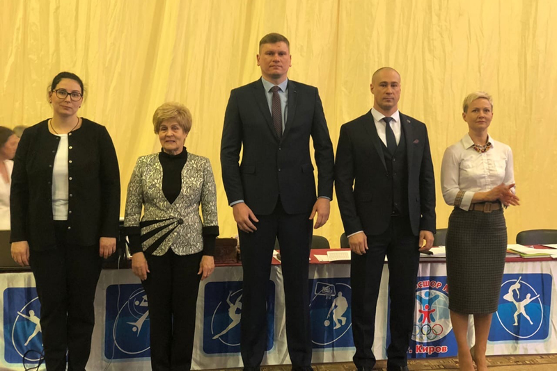В Кирове состоялся парад в честь открытия областных состязаний по спортивной акробатике