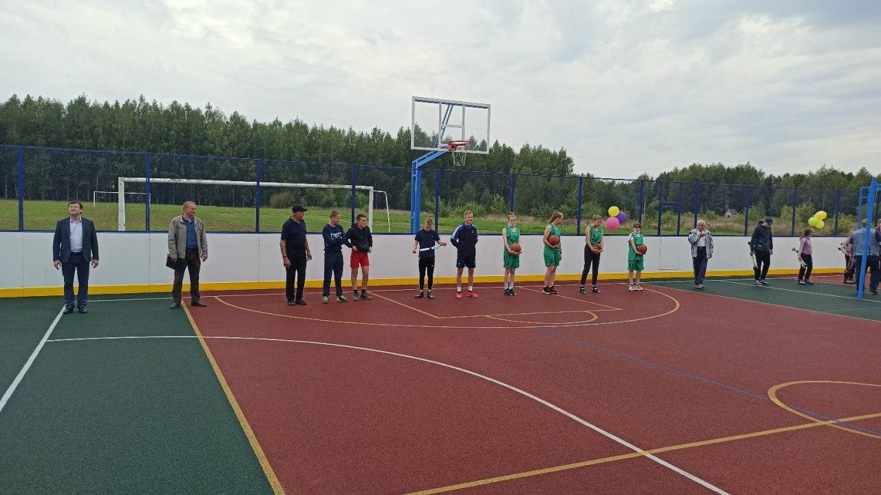 В Кировской области открыли три новые многофункциональные спортивные площадки
