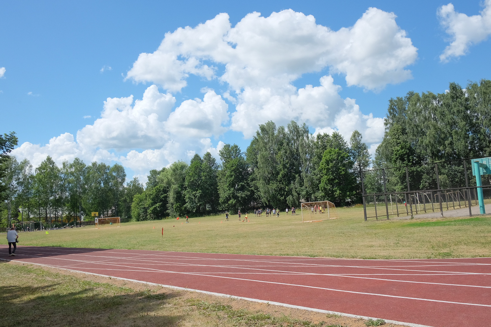 Спортсмены Кикнура занимаются на обновленной беговой дорожке 
