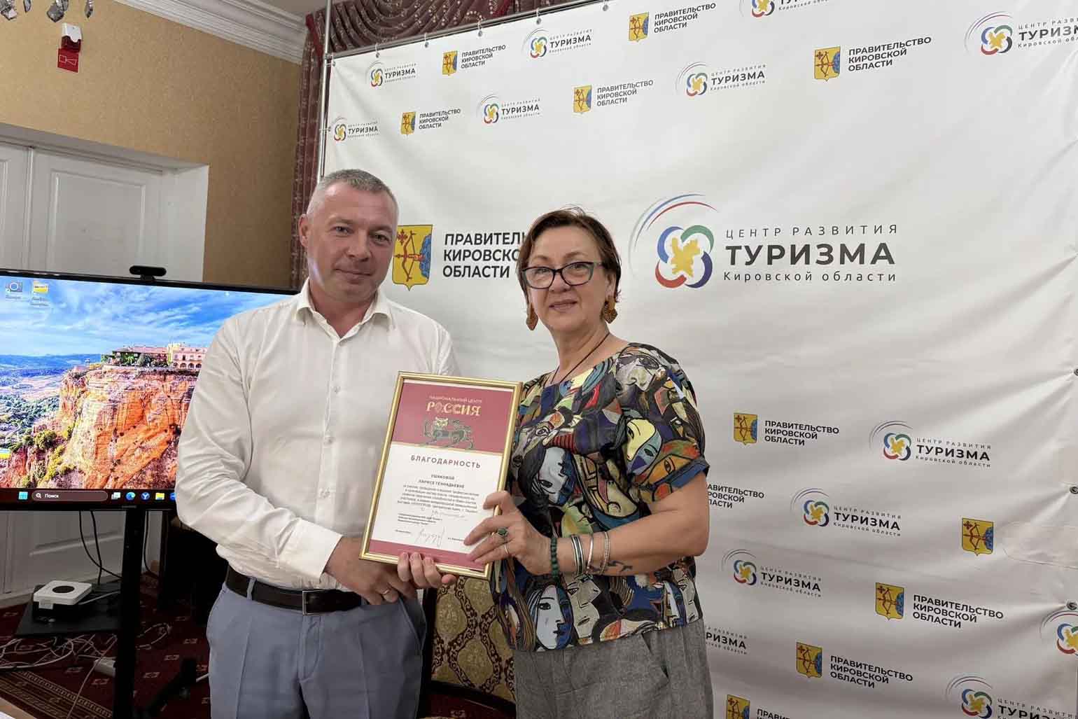 Национальный центр «Россия» высоко оценил вклад кировской мастерицы в популяризацию дымковской игрушки