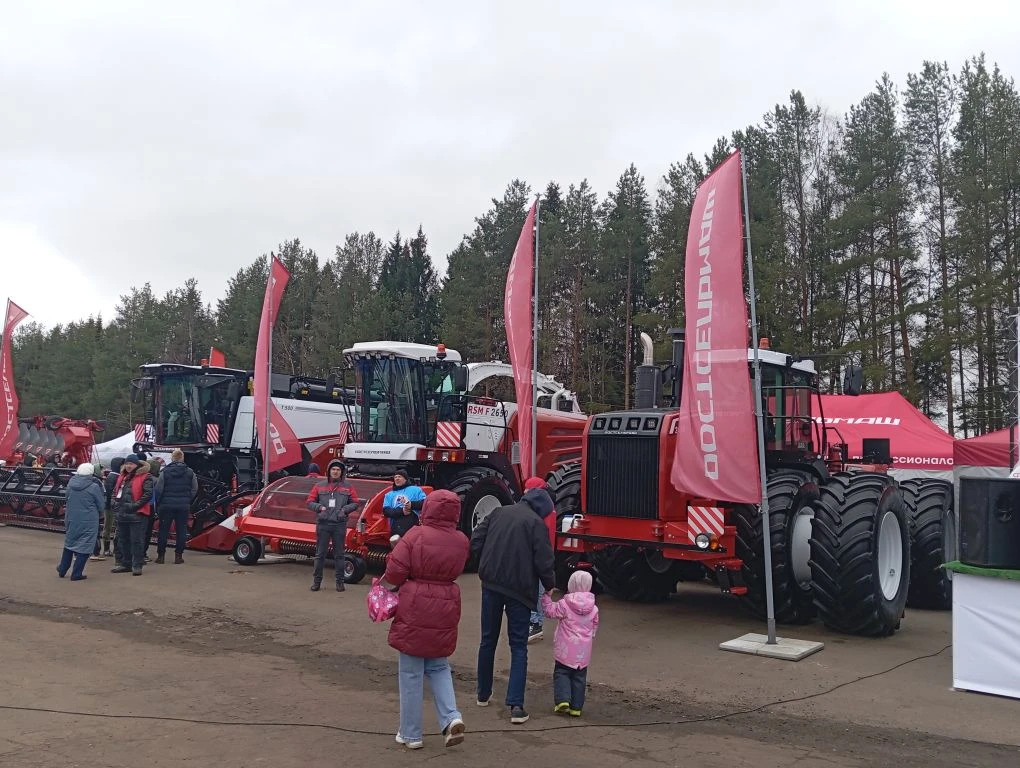 В Кирове показали самую современную сельхозтехнику