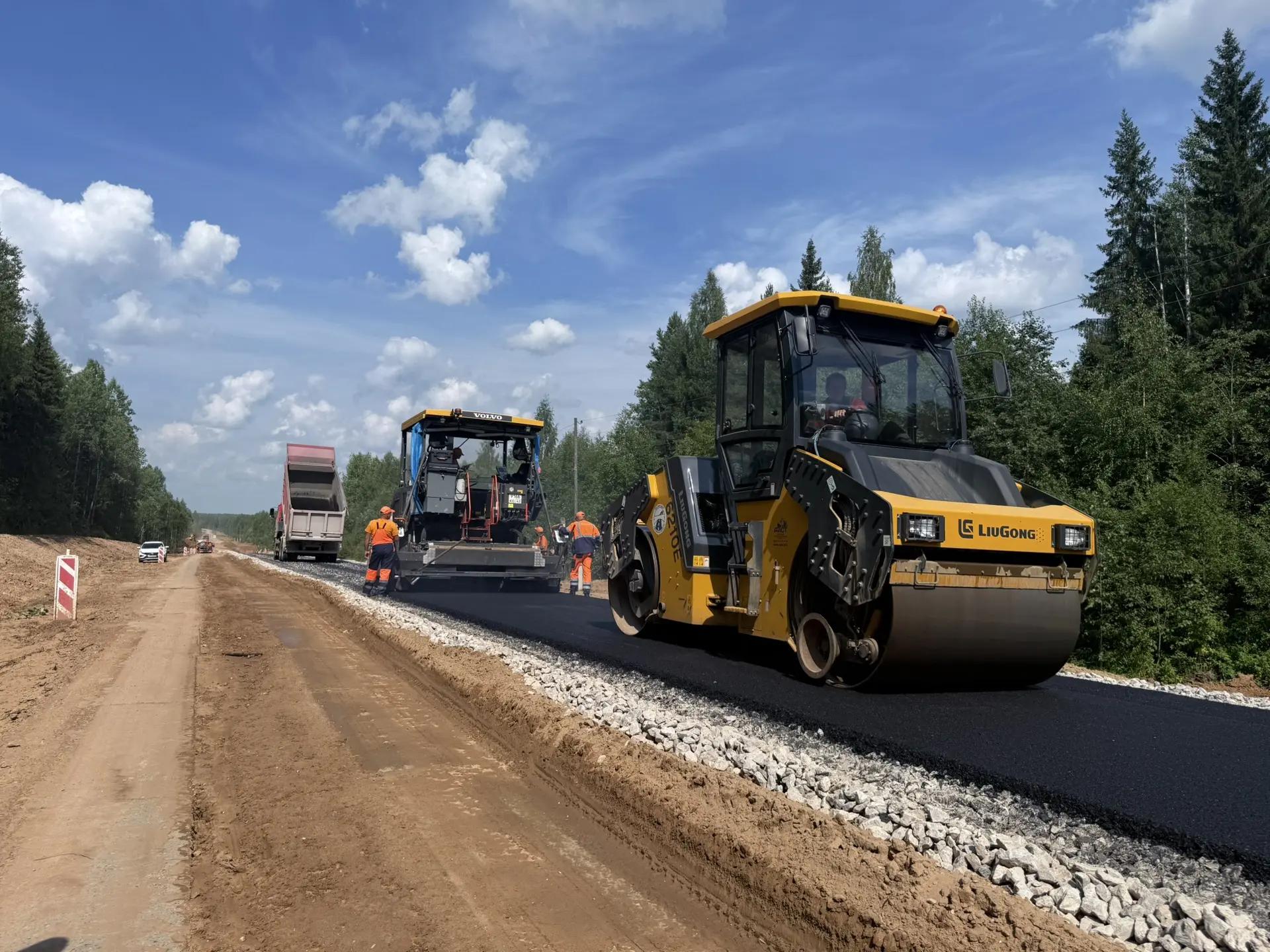 В Подосиновском районе на участке Пинюг — Скрябино впервые укладывают асфальт