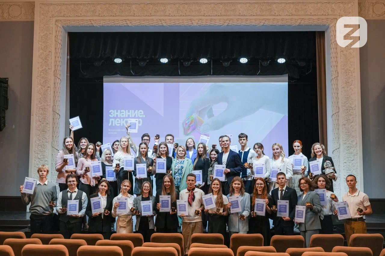 Кировские школьники отправились на смену в Артек