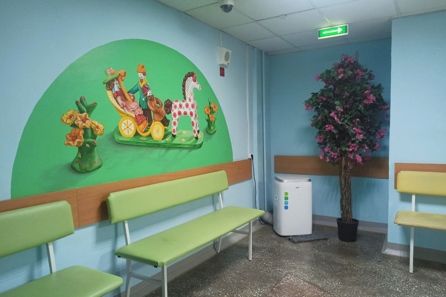 Поликлиника Центра травматологии украшена уникальными рисунками дымковских игрушек