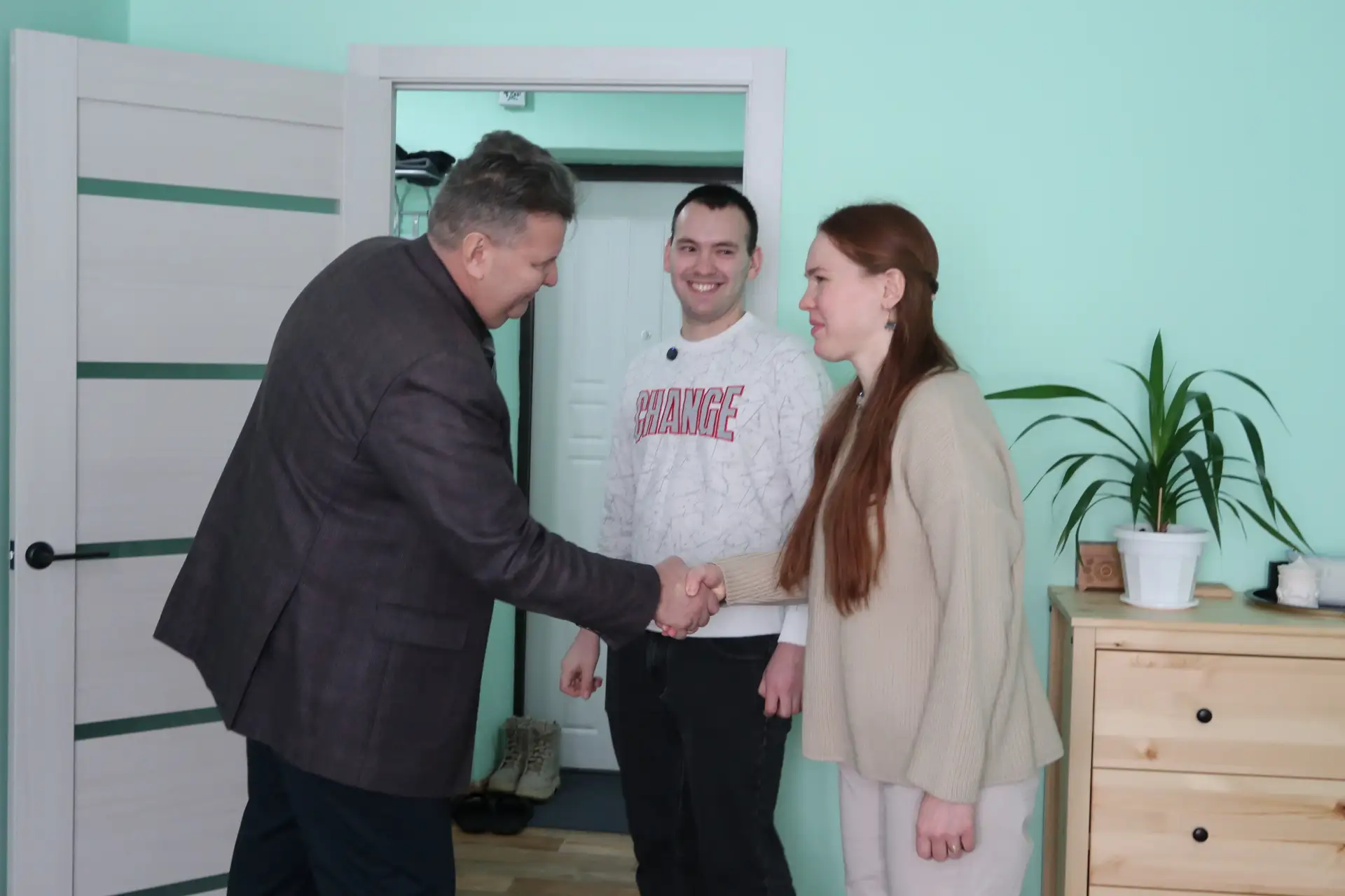 Семья врачей из Вятских Полян получила благоустроенную служебную квартиру