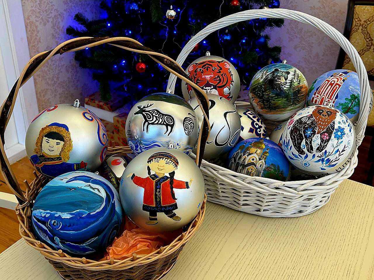 Юные художники Хабаровска отправили в новогоднюю столицу России елочные игрушки 