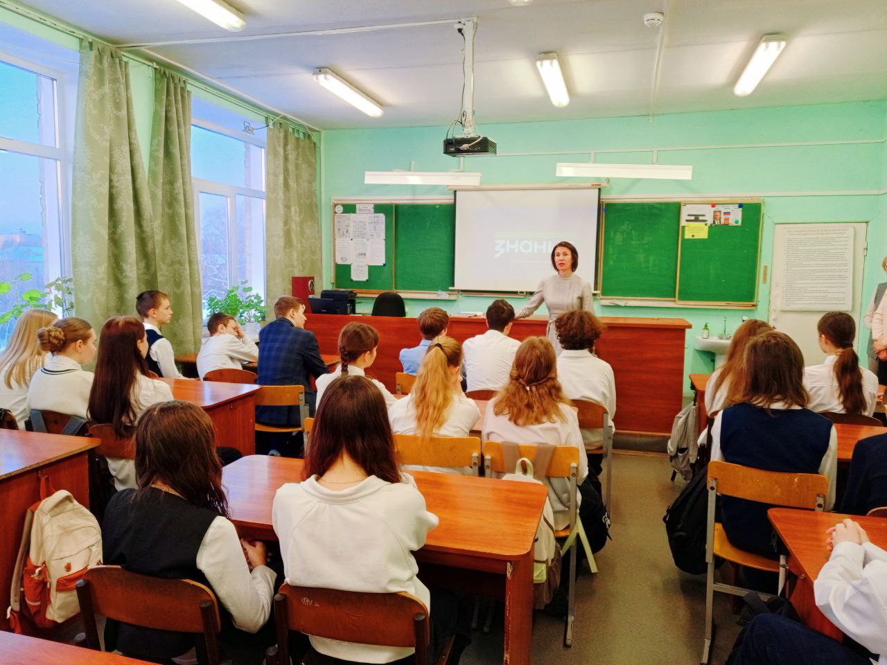 Сотрудники правительства региона прочитали лекции для школьников