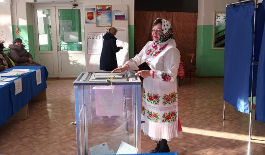 В Кильмезском районе работники избирательных участков нарядились в национальные костюмы