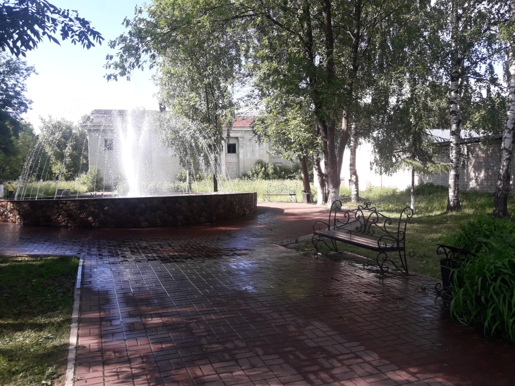 По жалобам в социальных сетях проведена уборка сквера в Котельниче