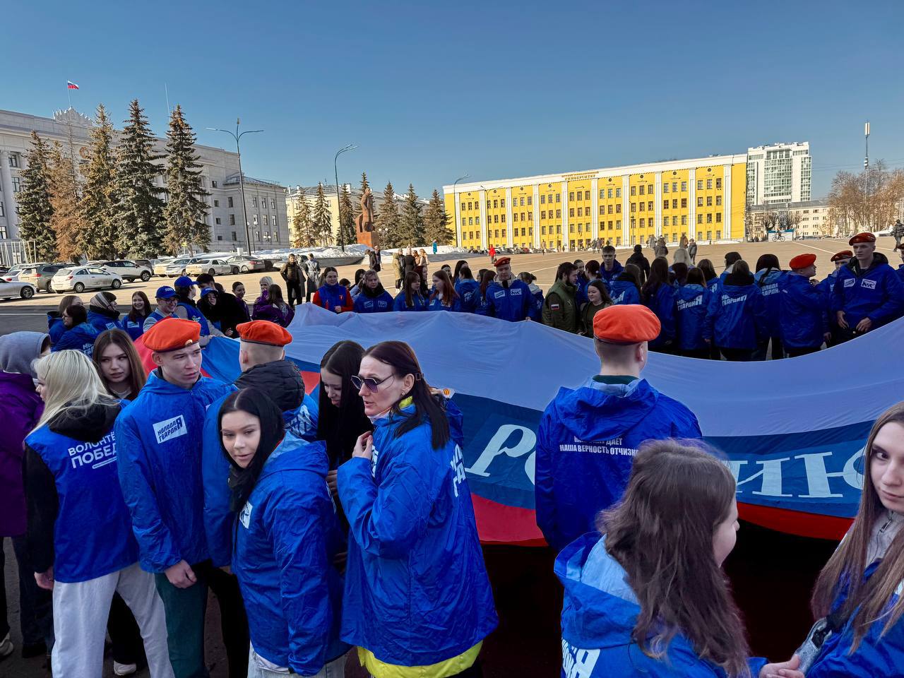 Кировские волонтеры развернули российский триколор на Театральной площади