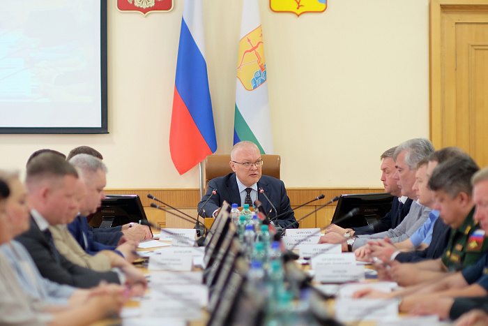 Александр Соколов поручил проработать вопрос строительства служебного жилья в районах