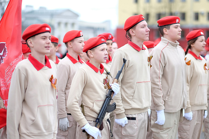 Впервые в Кирове прошел юнармейский парад