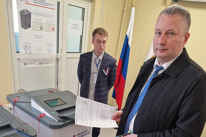 Члены правительства Кировской области голосуют за будущее России семьями