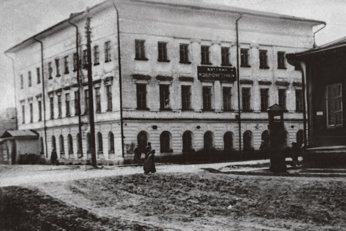 Кировская фельдшерско-акушерская школа в годы войны подготовила 2 868 специалистов 