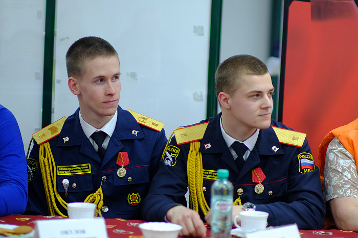 Александр Соколов встретился с волонтерами, которые помогают военнослужащим и их семьям