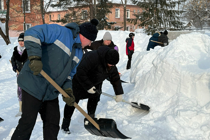 В Зуевском районе молодежь организовала большой зимний субботник