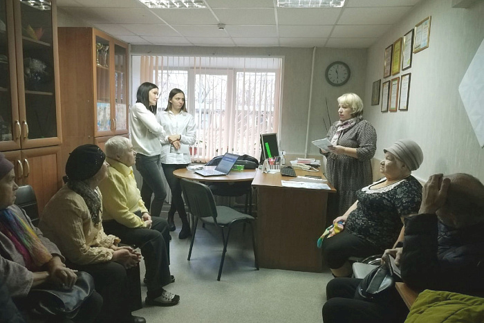 Граждане пожилого возраста обучаются самостоятельной записи на прием к врачу через портал Госуслуг