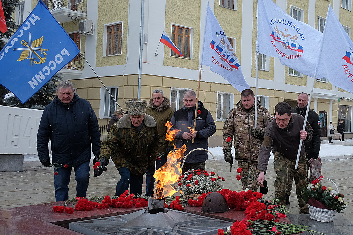 Александр Соколов в День защитника Отечества возложил цветы к Вечному огню